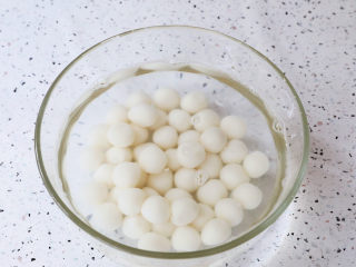 10、抹茶奶冻白玉丸子,捞出过凉水备用