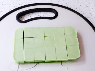 11、抹茶奶冻白玉丸子,你从冰箱取出抹茶奶冻，脱模切成小块