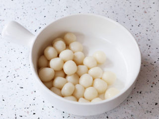 12、抹茶奶冻白玉丸子,再将小丸子控干水分放入碗中