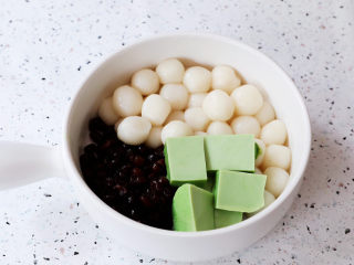 13、抹茶奶冻白玉丸子,加入蜜红豆、抹茶奶冻