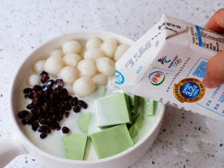 14、抹茶奶冻白玉丸子,再倒入牛奶即可享受美食了