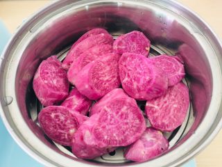 1、紫薯芝士发饼,紫薯去皮蒸熟。