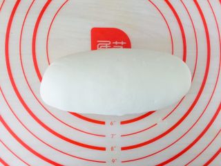 9、紫薯芝士发饼,揉光滑。