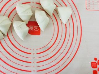 11、紫薯芝士发饼,切小段。