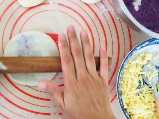 13、紫薯芝士发饼,收口擀薄。