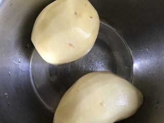 1、黄金土豆丝饼,土豆削皮洗干净