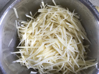 3、黄金土豆丝饼,土豆擦丝