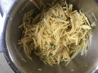 6、黄金土豆丝饼,搅拌均匀