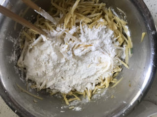 7、黄金土豆丝饼,加入适量的面粉