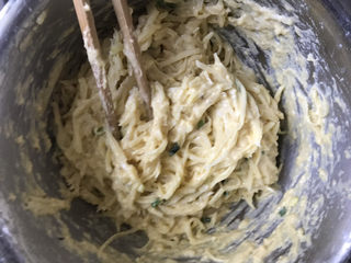 8、黄金土豆丝饼,搅拌成糊状