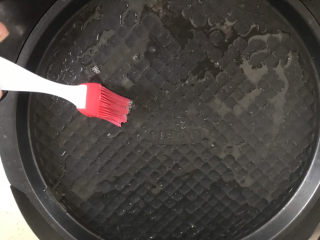 9、黄金土豆丝饼,电饼档刷油