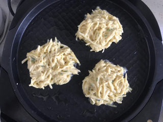 10、黄金土豆丝饼,用筷子夹一坨土豆丝面糊放在锅内，用筷子稍微整理成圆形