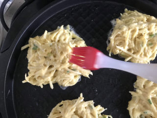 11、黄金土豆丝饼,表面刷一层油，锁住水分