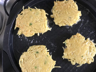 12、黄金土豆丝饼,煎至一面凝固翻面煎另一面