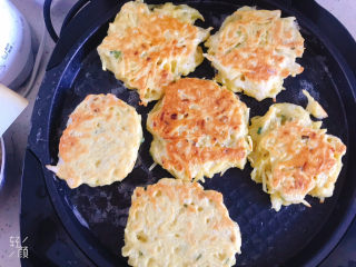 13、黄金土豆丝饼,煎至两面金黄色即可出锅