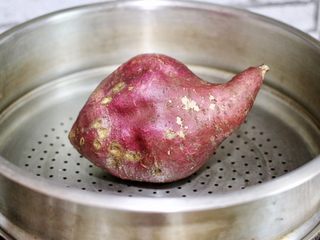 2、燕麦红薯球,红薯放入蒸锅，蒸熟