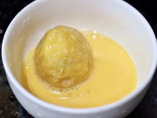 6、燕麦红薯球,在蛋液里滚一滚