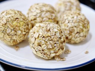 8、燕麦红薯球,装盘备用