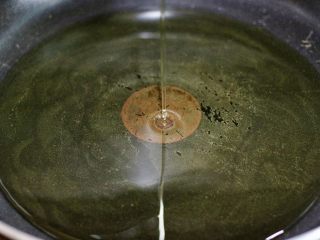 9、燕麦红薯球,平底锅倒入油