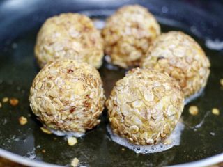 11、燕麦红薯球,煎至表面金黄就可以了