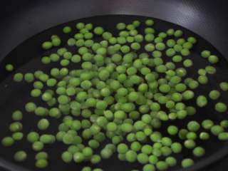 6、三色炒豌豆,锅内烧开水，放入豌豆粒。焯水1分钟左右。