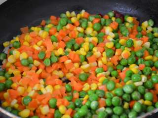 15、三色炒豌豆,翻炒均匀。