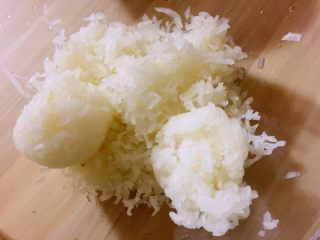 3、白萝卜猪肉馅饺子,用纱布包住挤干水份