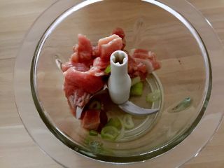 5、白萝卜猪肉馅饺子,放入碎肉机里搅碎