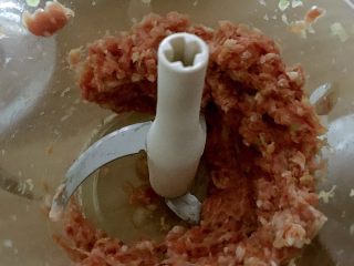 6、白萝卜猪肉馅饺子,不要搅打成肉泥