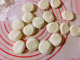 11、白萝卜猪肉馅饺子,按扁