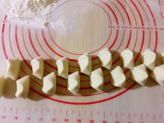 10、白萝卜猪肉馅饺子,切成大小一致的剂子