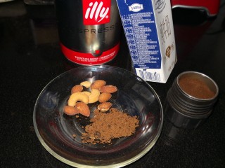 1、快手榛果拿铁,原材料。