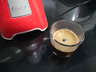 2、快手榛果拿铁,制备好一份意式浓缩。