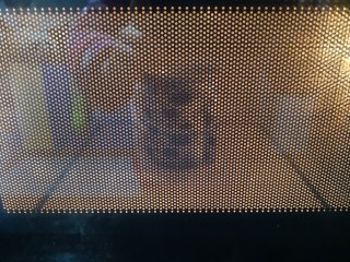 3、快手榛果拿铁,牛奶用微波炉高火加热半分钟。