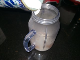 4、快手榛果拿铁,牛奶与坚果一起加入搅拌杯。