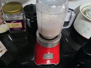 5、快手榛果拿铁,高速打一分钟。