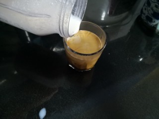 6、快手榛果拿铁,倒入咖啡。