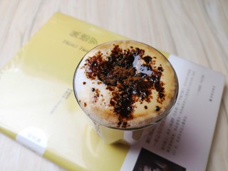 8、快手榛果拿铁,或者在面上撒上黑糖。