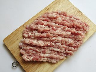 1、（私家秘制版）红烧鹌鹑蛋狮子头,将七分瘦三分肥的猪肉，细切粗斩，大小要如米粒，千万不要剁太细