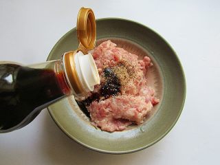 3、（私家秘制版）红烧鹌鹑蛋狮子头,猪肉打入鸡蛋液，加葱末、姜末、料酒、胡椒粉及适量的盐和少许老抽，顺时针搅拌至有黏性