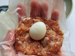 4、（私家秘制版）红烧鹌鹑蛋狮子头,用手捏成肉丸子再拍成饼子后放入鹌鹑蛋包起来揉搓成大丸子