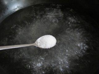 6、（私家秘制版）红烧鹌鹑蛋狮子头,锅中烧开水，加一点盐和油煮开