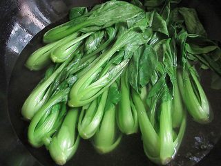 7、（私家秘制版）红烧鹌鹑蛋狮子头,将油菜放入开水中烫熟后捞起