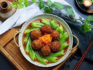 12、（私家秘制版）红烧鹌鹑蛋狮子头,配上美酒，一家人尽享美味吧！