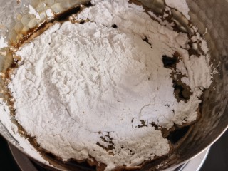 2、宅家自制珍珠奶茶,往烧开的红糖水中加入木薯粉。