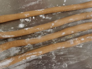 5、宅家自制珍珠奶茶,将面团搓成细长条状。