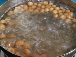 9、宅家自制珍珠奶茶,将做好的珍珠放水里煮熟。