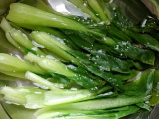 2、开胃解馋的酸辣粉,油菜洗净，在开水中焯一下，捞出过凉水