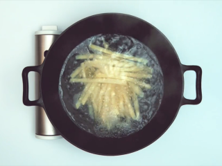 4、炸薯条,放入土豆条，煮至七分熟