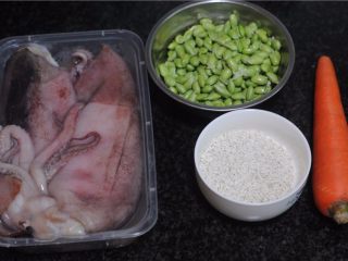1、糯米控绝不能错过——香烤鱿鱼包饭,所有的食材准备好，青豆剥壳后用水冲洗掉上面的白色内膜